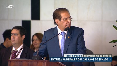 Em entrega de medalhas comemorativas, Jader Barbalho discursa em nome de ex-presidentes do Senado
